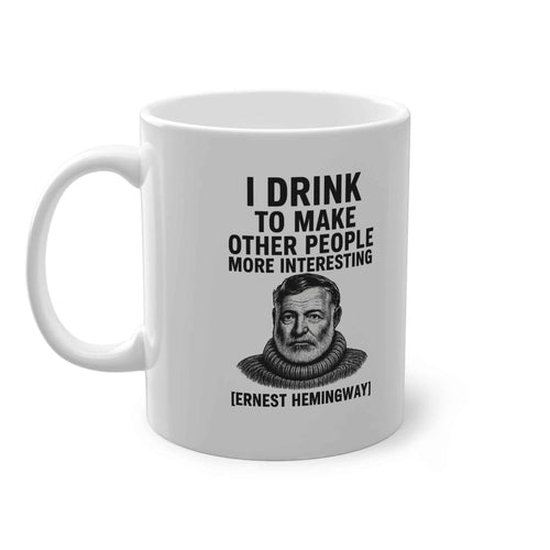 Zeigt eine weiße, glänzende Keramiktasse mit Ernest Hemingway-Porträt und dem Zitat, frontal fotografiert von True Insights.