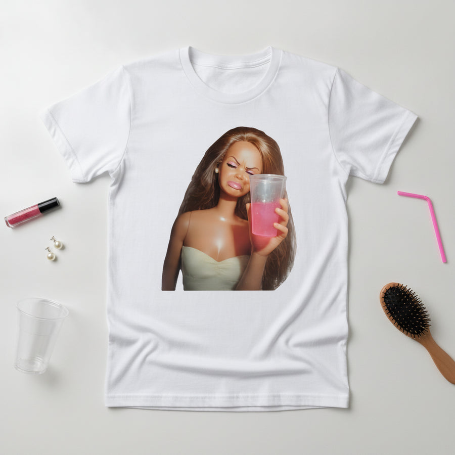 Party T-Shirt – Lustiges Puppen-Meme Shirt – Flatlay