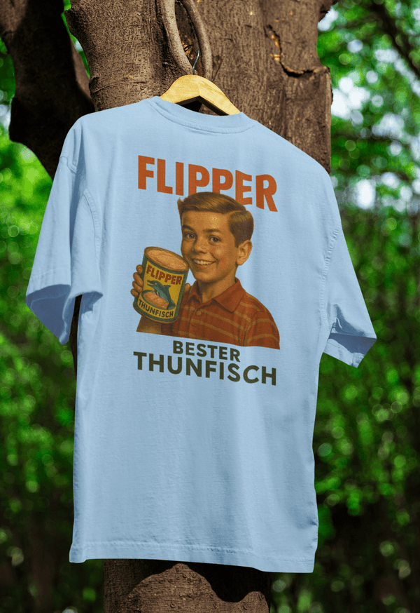 Hellblaues T-Shirt mit Flipper-Thunfisch-Motiv im Ostalgie-Design der 1950er Jahre fuer Nostalgiker und Vintage-Liebhaber.