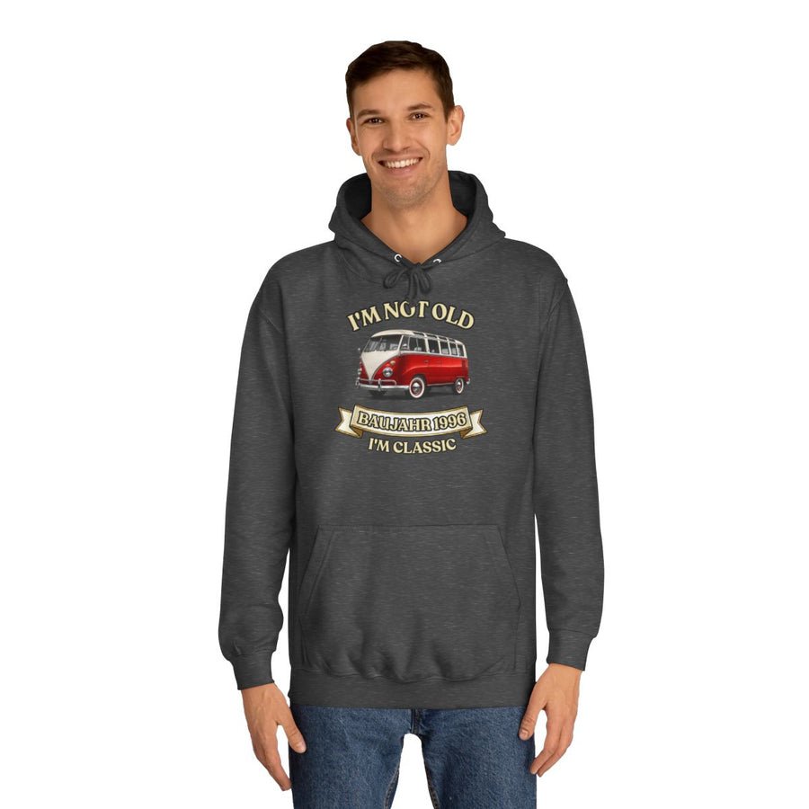Geschenk zum 30. Geburtstag – Hoodie Jahrgang 1996 VW Bulli – Charcoal – von Mann getragen