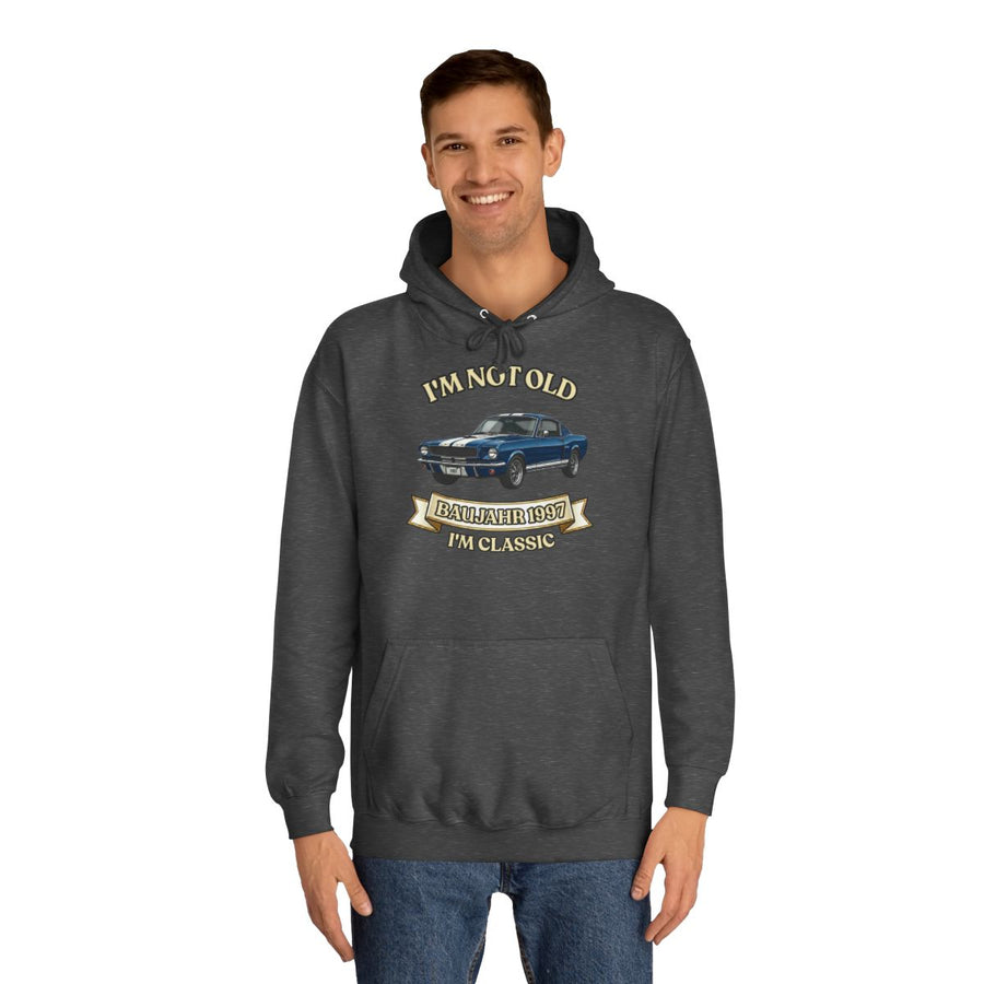 Geschenk zum 30. Geburtstag – Hoodie Jahrgang 1997 Muscle Car – Charcoal – von Mann getragen