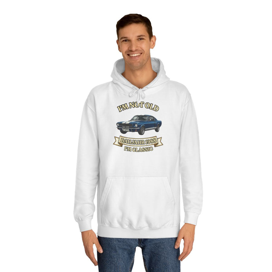 Geschenk zum 38. Geburtstag – Hoodie Jahrgang 1988 Muscle Car – Arctic White – von Mann getragen