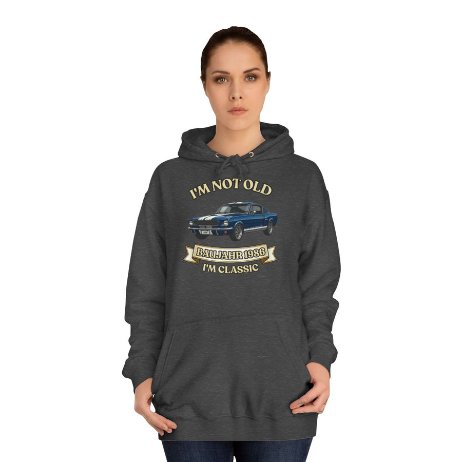 Geschenk zum 40. Geburtstag – Hoodie Jahrgang 1986 Muscle Car – Charcoal – von Frau getragen