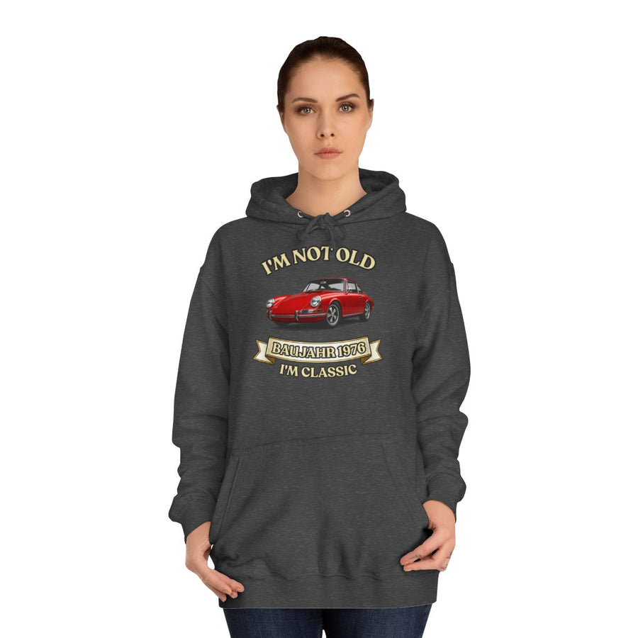 Geschenk zum 50. Geburtstag – Hoodie Jahrgang 1976 mit Porsche-Motiv – Charcoal – von Frau getragen