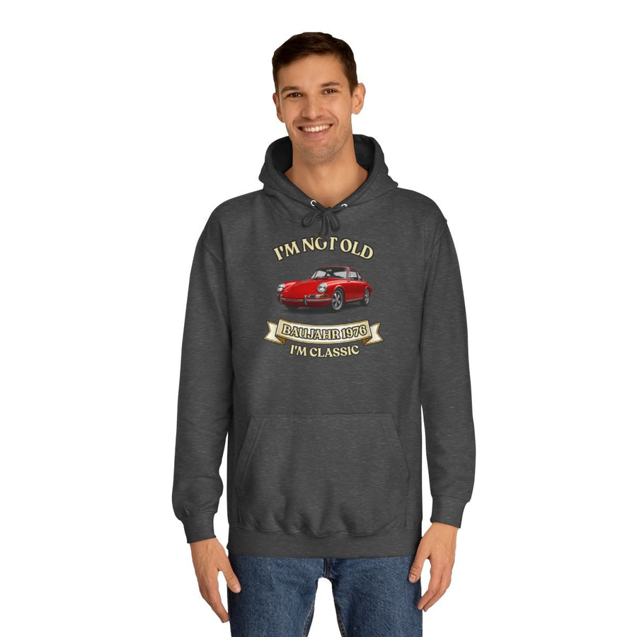 Geschenk zum 50. Geburtstag – Hoodie Jahrgang 1976 mit Porsche-Motiv – Charcoal – von Mann getragen