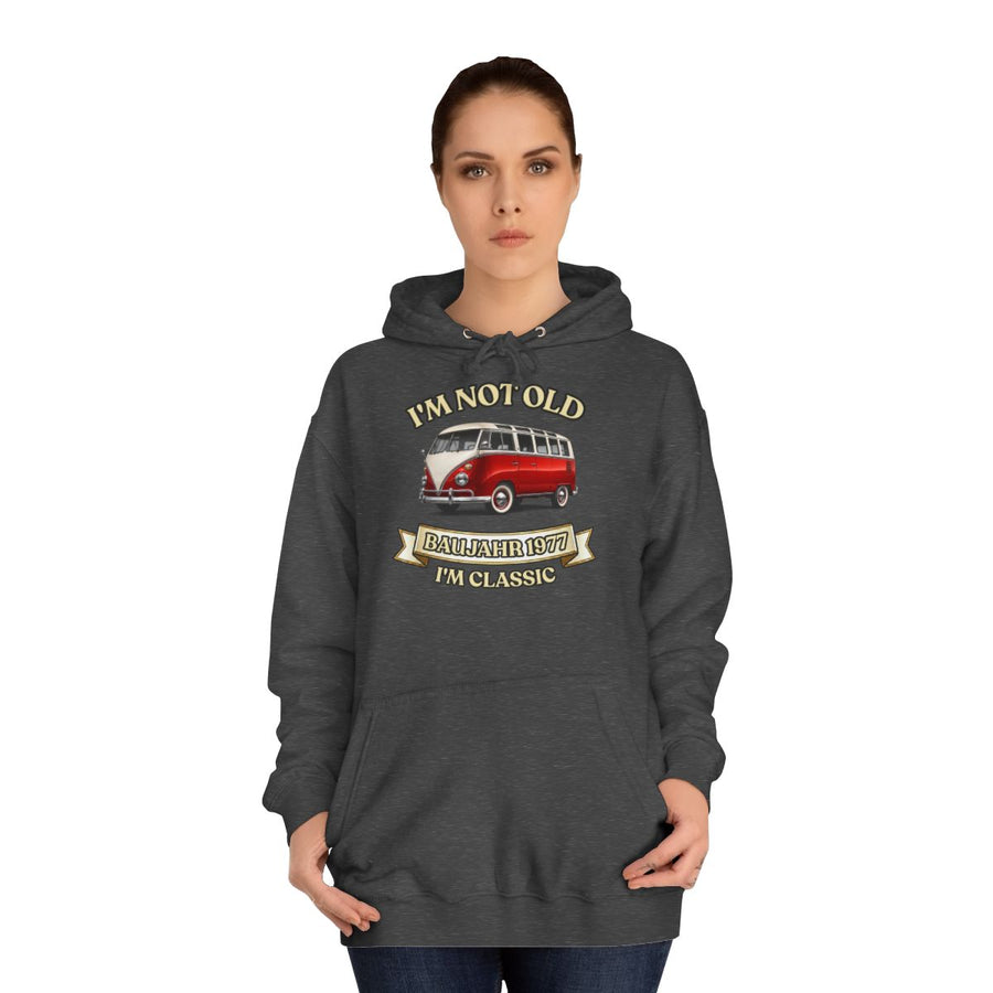 Geschenk zum 50. Geburtstag – Hoodie Jahrgang 1977 VW Bulli – Charcoal – von Frau getragen