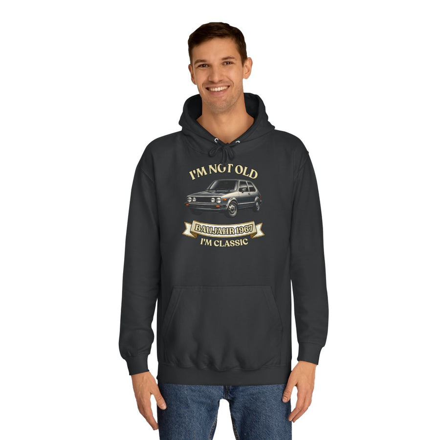 Geschenk zum 60. Geburtstag – Hoodie Jahrgang 1967 VW Golf – Jet Black – von Mann getragen
