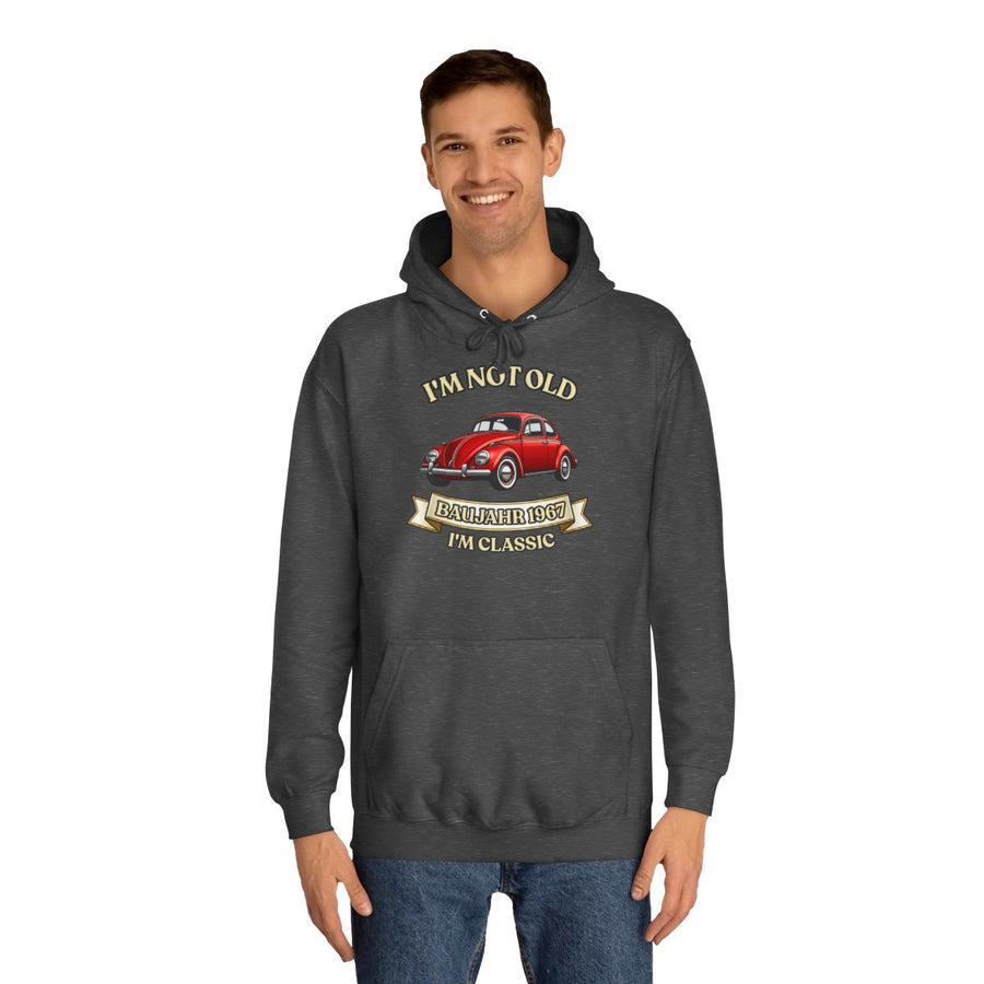 Geschenk zum 60. Geburtstag – Hoodie Jahrgang 1967 VW Käfer – Charcoal – von Mann getragen