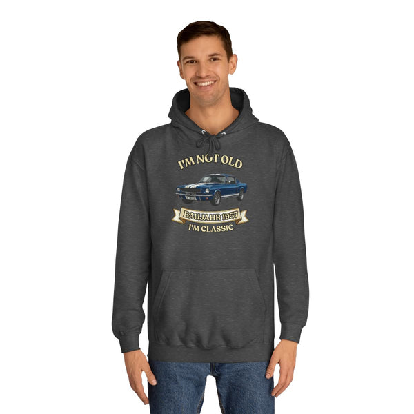 Geschenk zum 70. Geburtstag – Hoodie Jahrgang 1957 Muscle Car – Charcoal – von Mann getragen