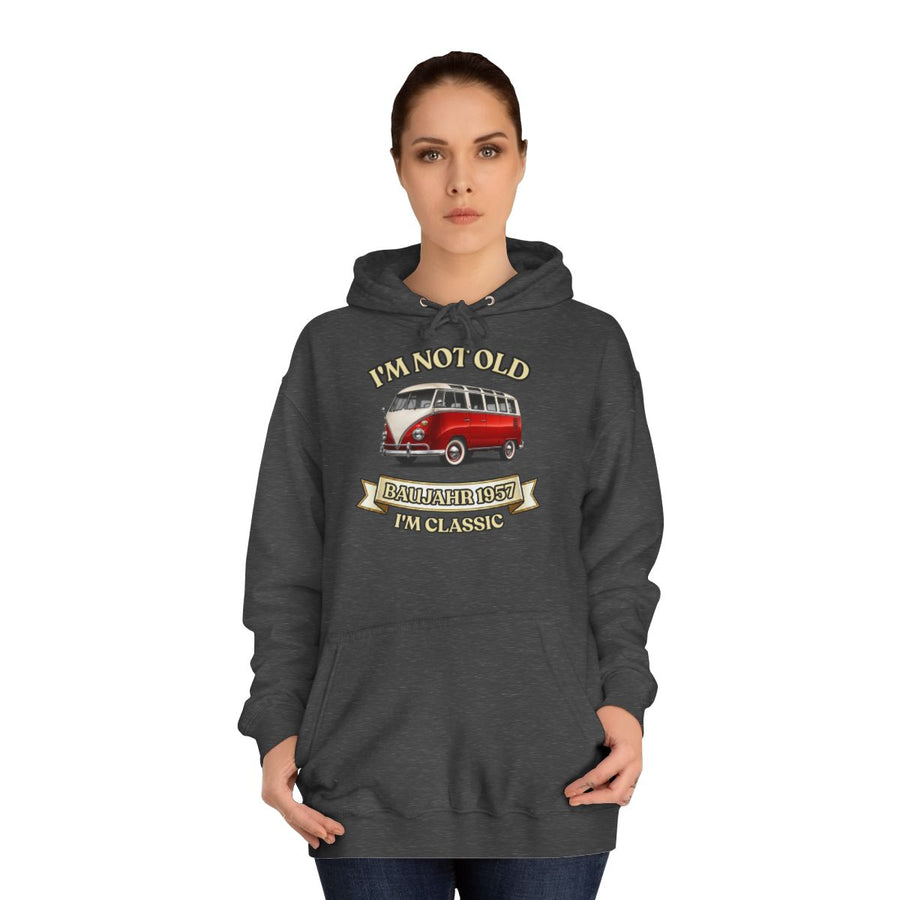 Geschenk zum 70. Geburtstag – Hoodie Jahrgang 1957 VW Bulli – Charcoal – von Frau getragen
