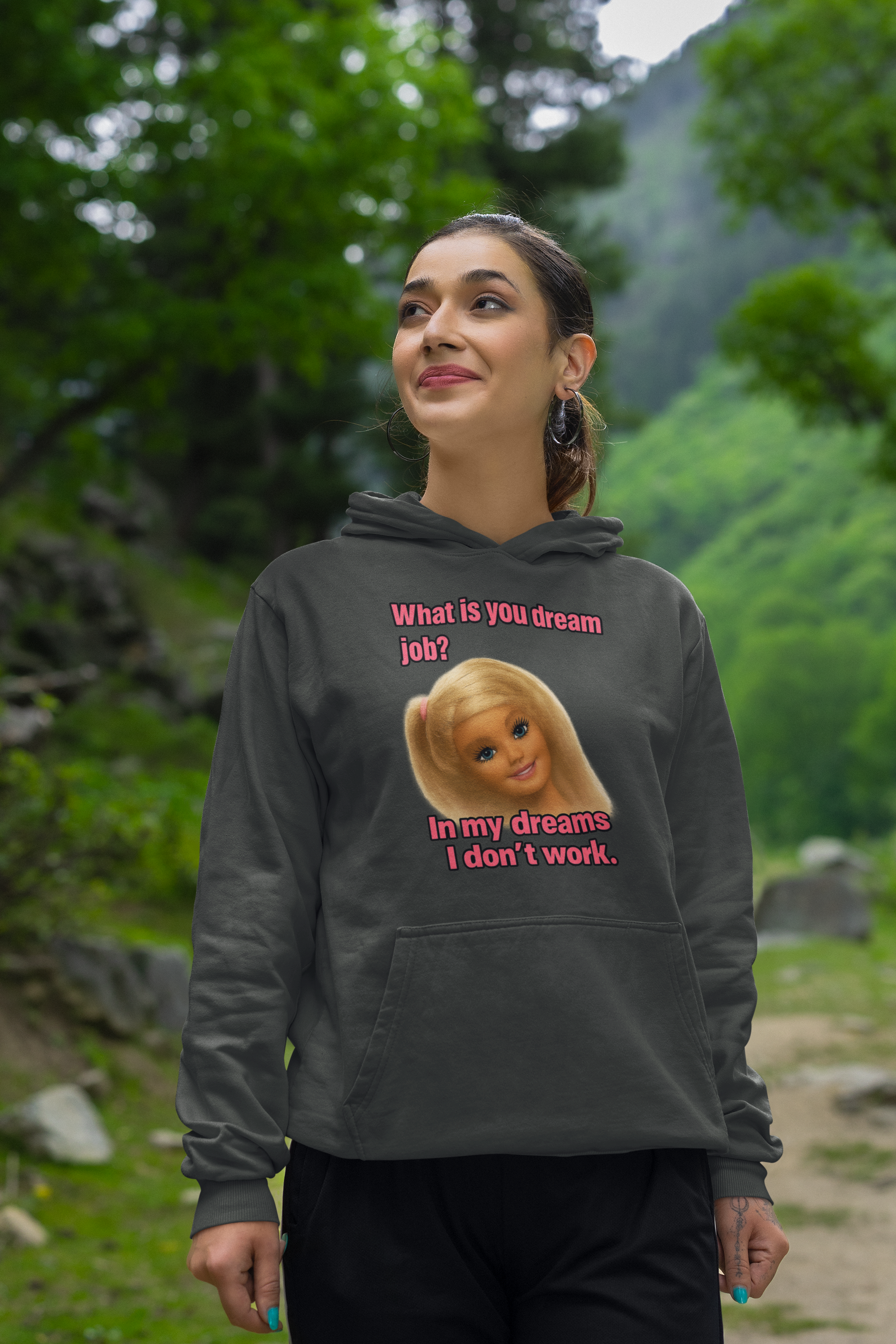 Traumjob Hoodie – Satirischer Hoodie mit Barbie-Illustration für Work-Life-Ironie