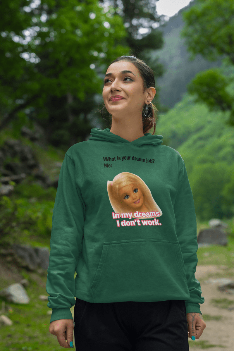Traumjob Hoodie – Satirischer Hoodie mit Barbie-Illustration für Work-Life-Ironie
