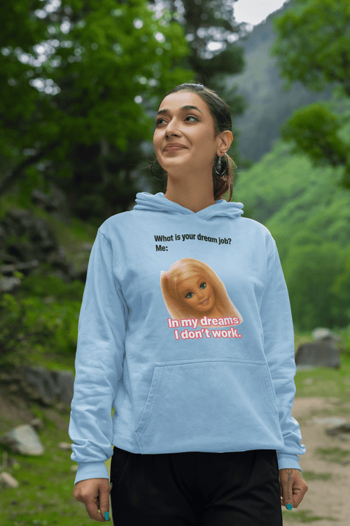 Traumjob Hoodie – Satirischer Hoodie mit Barbie-Illustration für Work-Life-Ironie