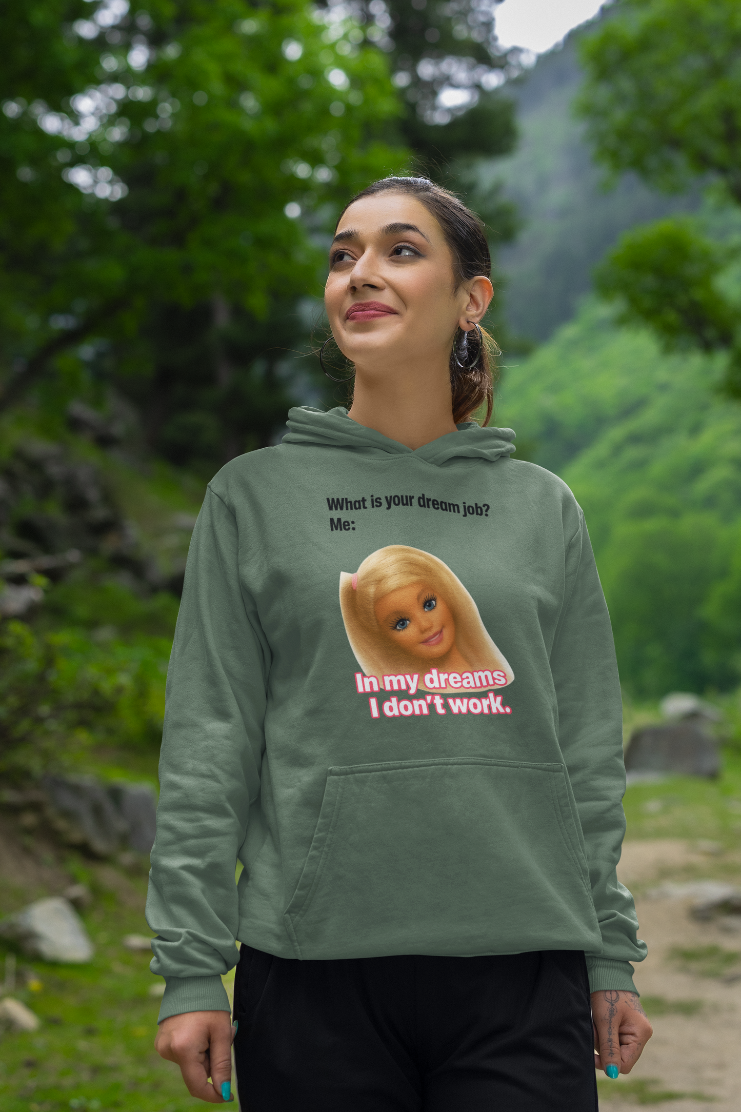 Traumjob Hoodie – Satirischer Hoodie mit Barbie-Illustration für Work-Life-Ironie