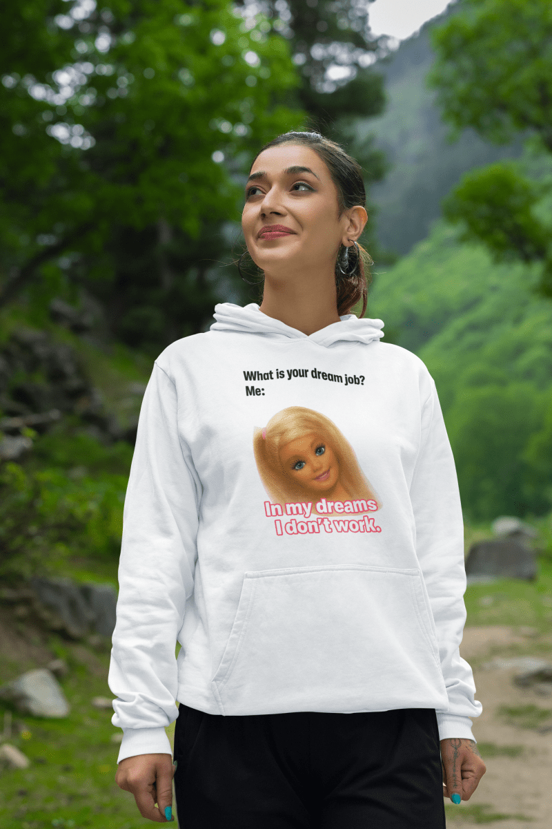 Traumjob Hoodie – Satirischer Hoodie mit Barbie-Illustration für Work-Life-Ironie
