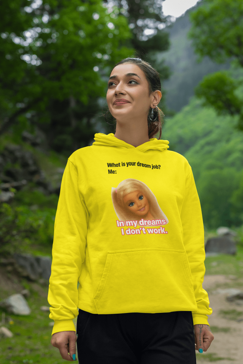 Traumjob Hoodie – Satirischer Hoodie mit Barbie-Illustration für Work-Life-Ironie