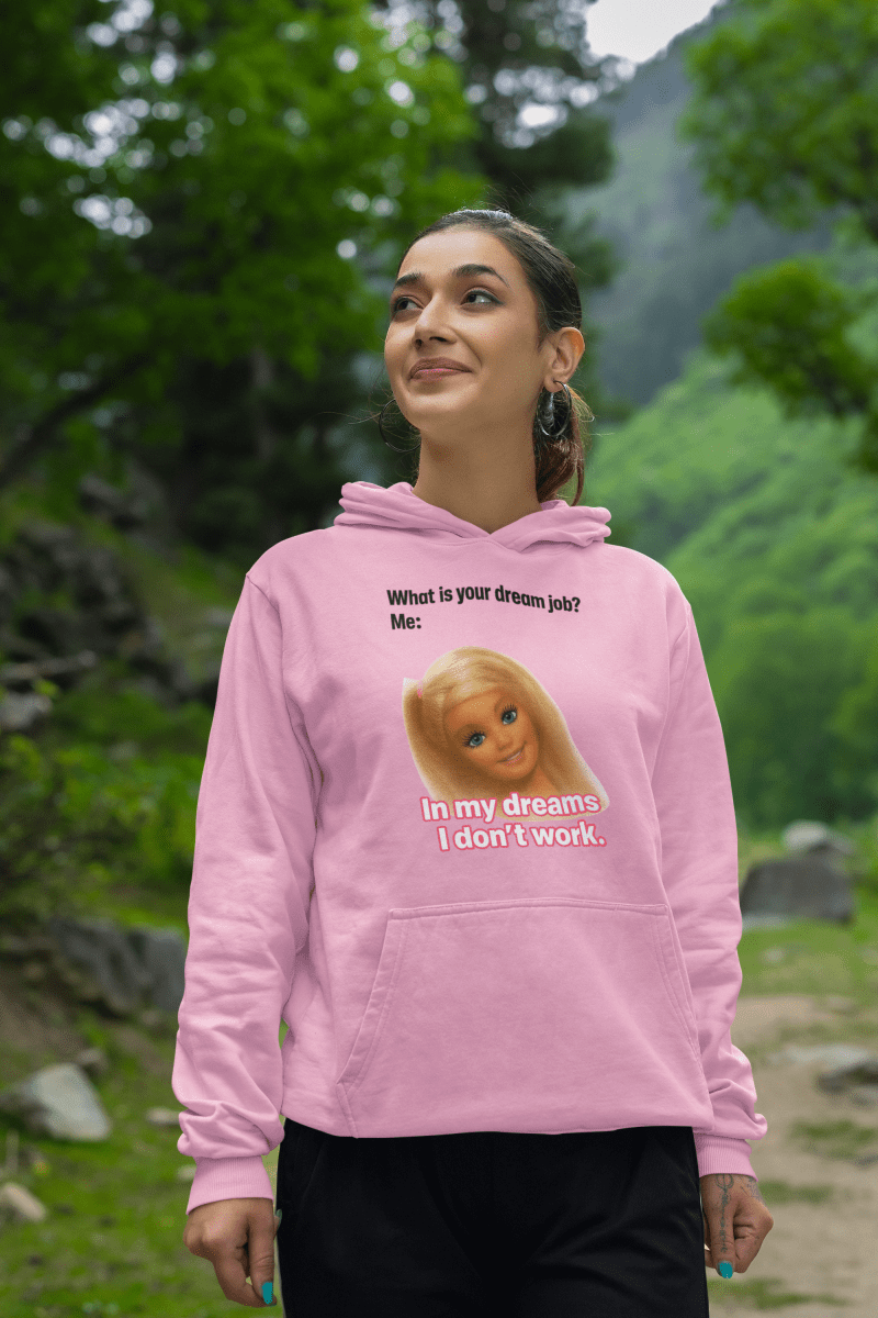 Traumjob Hoodie – Satirischer Hoodie mit Barbie-Illustration für Work-Life-Ironie