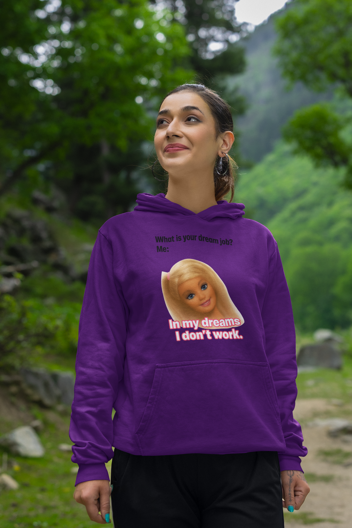 Traumjob Hoodie – Satirischer Hoodie mit Barbie-Illustration für Work-Life-Ironie