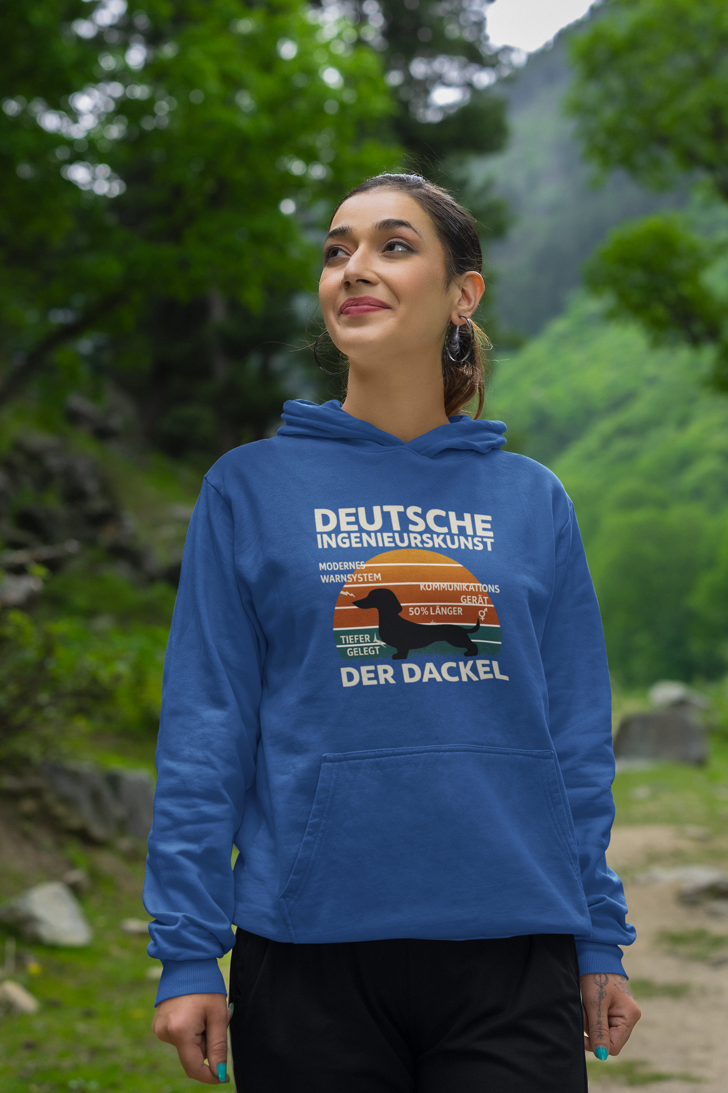 Deutsche Ingenieurskunst – Der Dackel | Satirisches Retro-Design mit Biss Hoodie