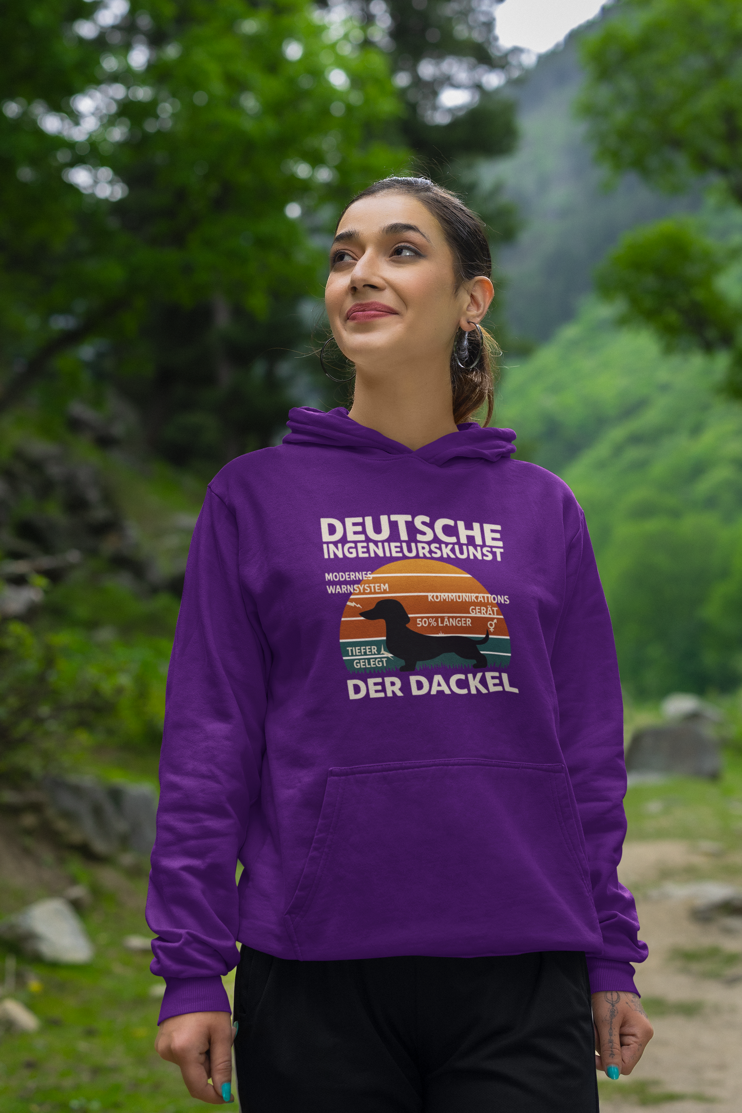 Deutsche Ingenieurskunst – Der Dackel | Satirisches Retro-Design mit Biss Hoodie