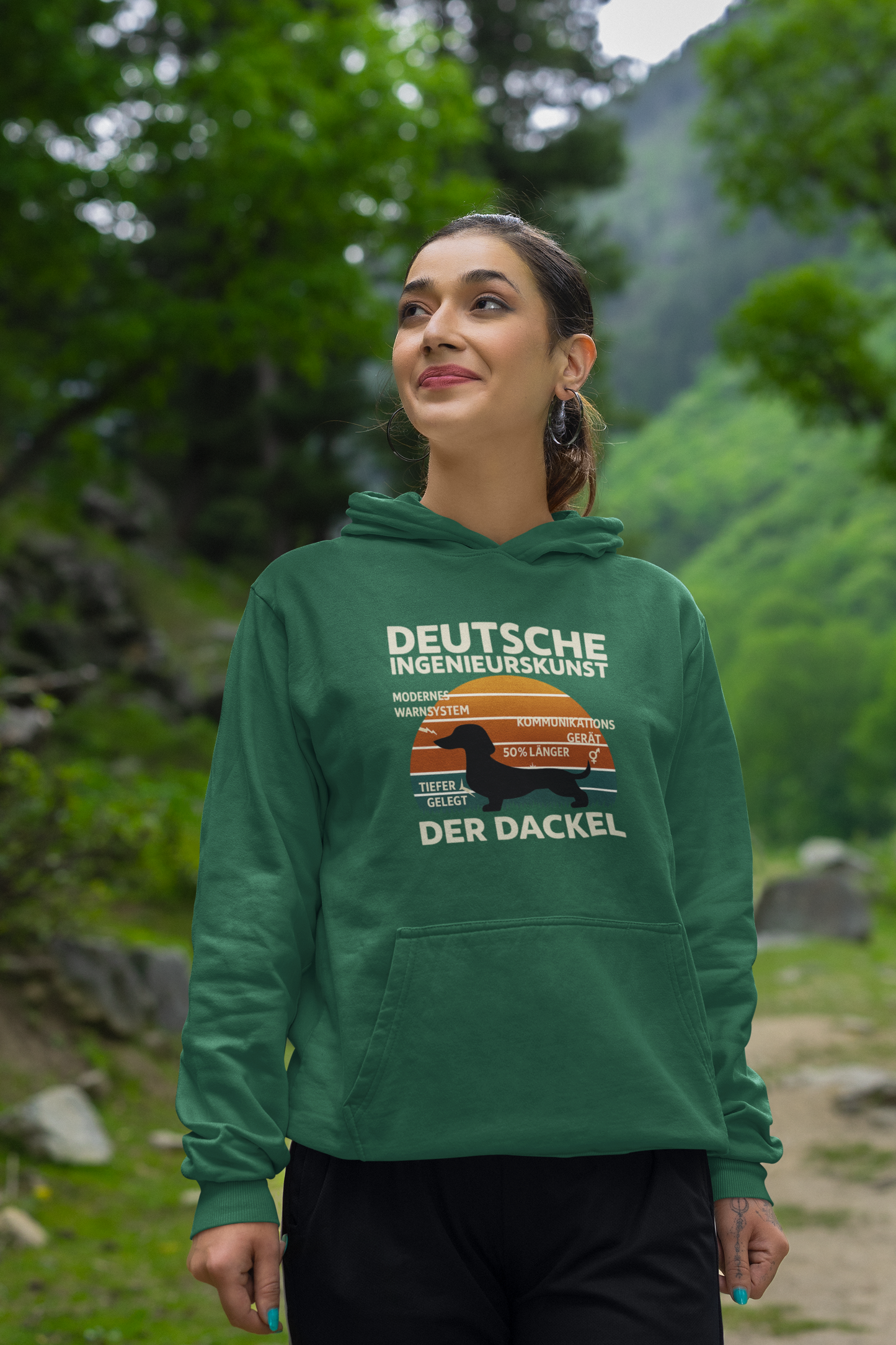 Deutsche Ingenieurskunst – Der Dackel | Satirisches Retro-Design mit Biss Hoodie