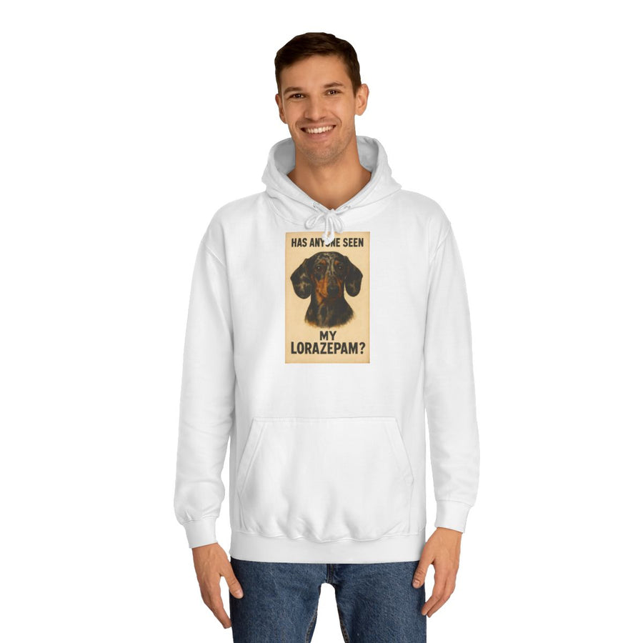 Dackel Hoodie „Has Anyone Seen My Lorazepam“ – Vintage-Dackel mit schwarzem Humor – Arctic White – von Mann getragen