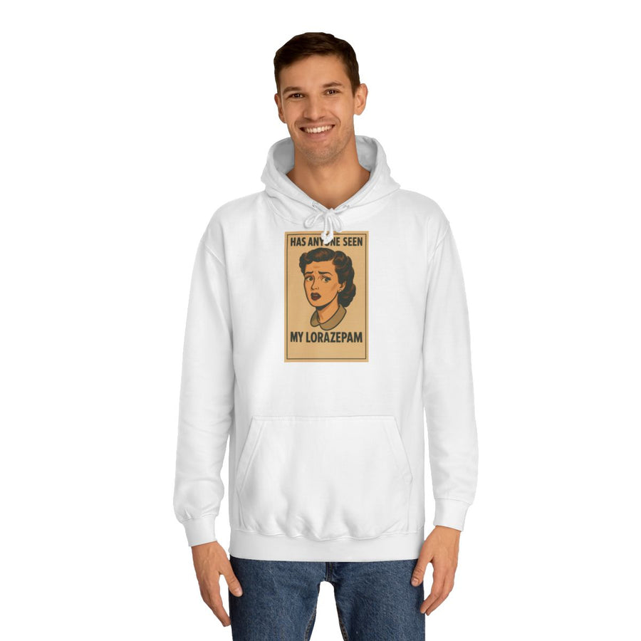 Retro Hoodie „Has Anyone Seen My Lorazepam“ – Retro-Pop-Art mit schwarzem Humor – Arctic White – von Mann getragen