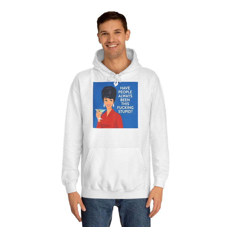 Sarkastischer Hoodie „Have People Always Been This Stupid?“ – Retro-Pop-Art mit Martini – Arctic White – von Mann getragen