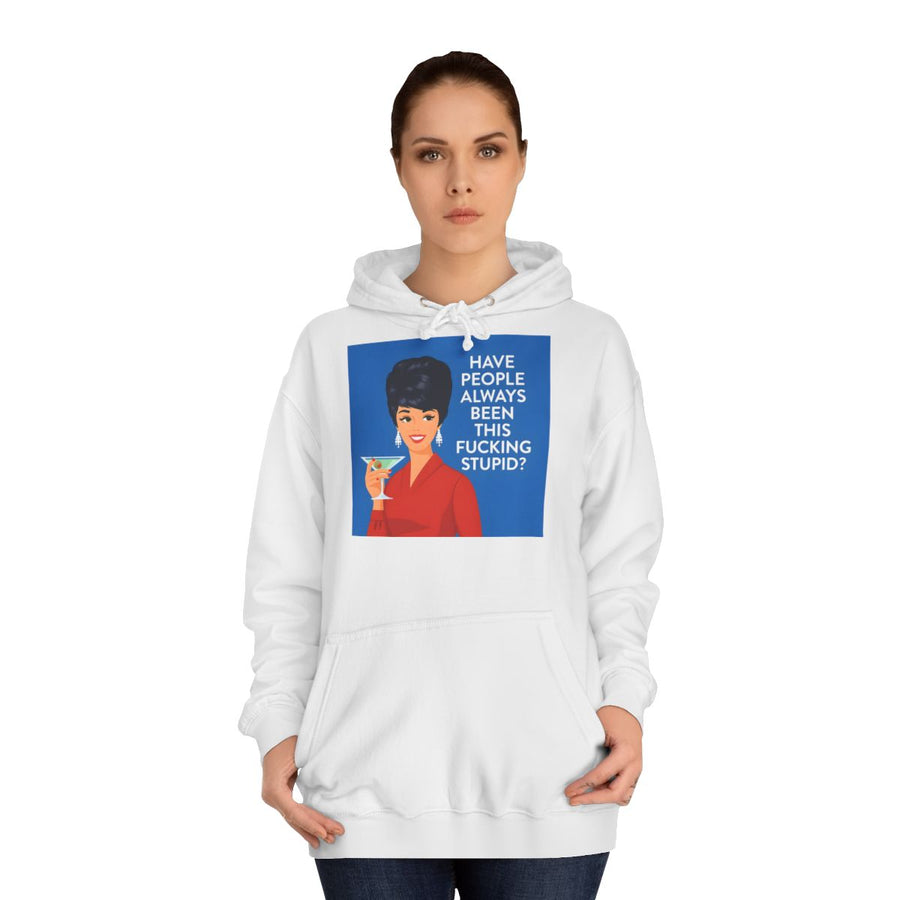 Sarkastischer Hoodie „Have People Always Been This Stupid?“ – Retro-Pop-Art mit Martini – Arctic White – von Frau getragen