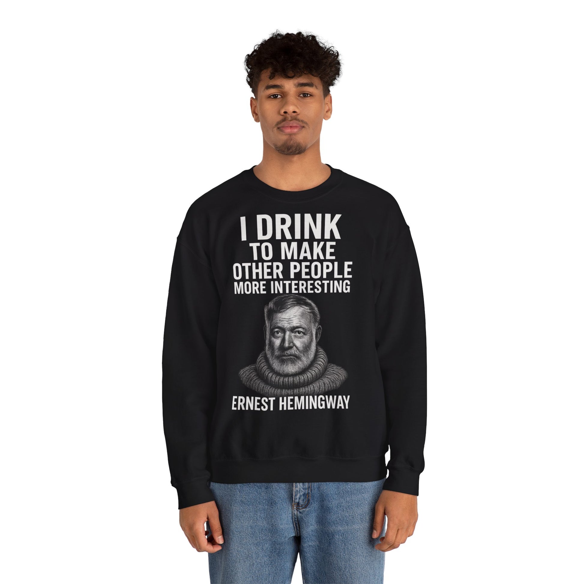 Hemingway Zitat Sweatshirt – "I Drink to Make Other People More Interesting" | Literaten & Genießer Pullover-Sweatshirt-True Insights