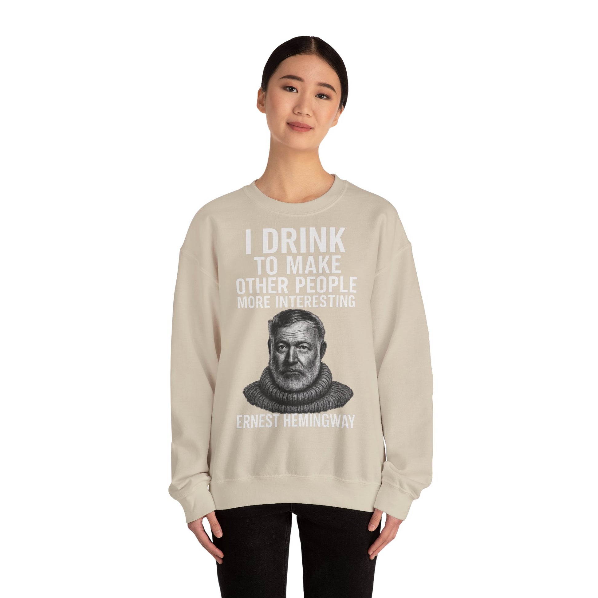 Hemingway Zitat Sweatshirt – "I Drink to Make Other People More Interesting" | Literaten & Genießer Pullover-Sweatshirt-True Insights