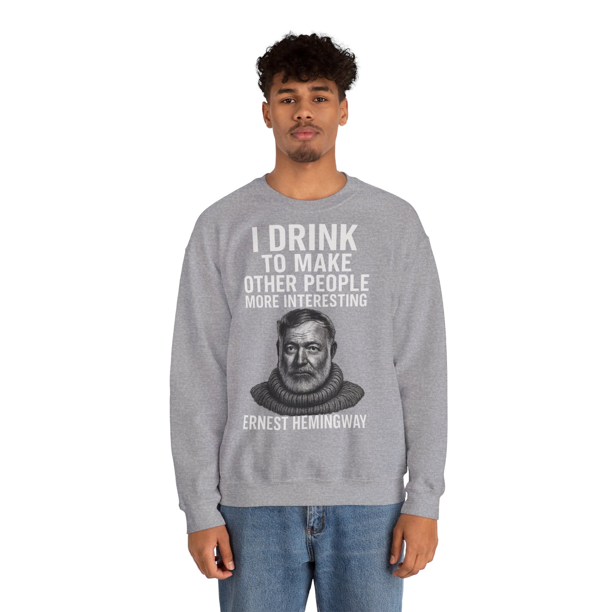 Hemingway Zitat Sweatshirt – "I Drink to Make Other People More Interesting" | Literaten & Genießer Pullover-Sweatshirt-True Insights
