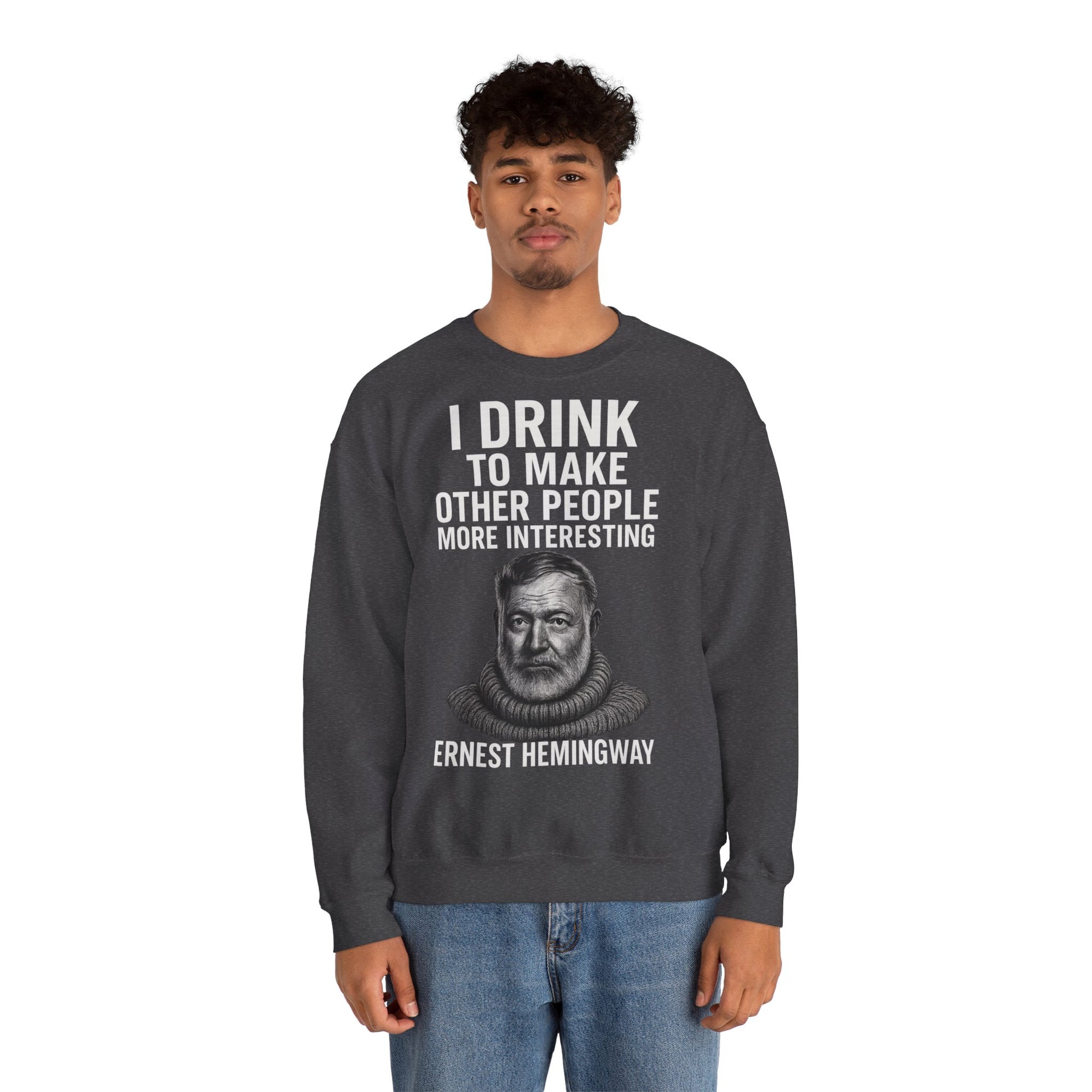 Hemingway Zitat Sweatshirt – "I Drink to Make Other People More Interesting" | Literaten & Genießer Pullover-Sweatshirt-True Insights
