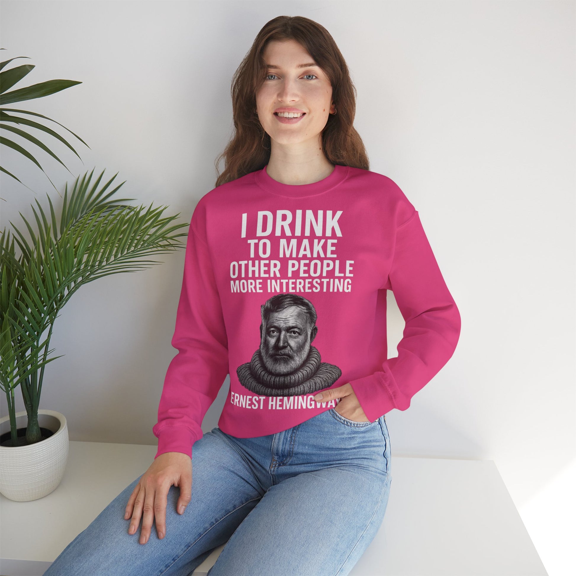 Hemingway Zitat Sweatshirt – "I Drink to Make Other People More Interesting" | Literaten & Genießer Pullover-Sweatshirt-True Insights