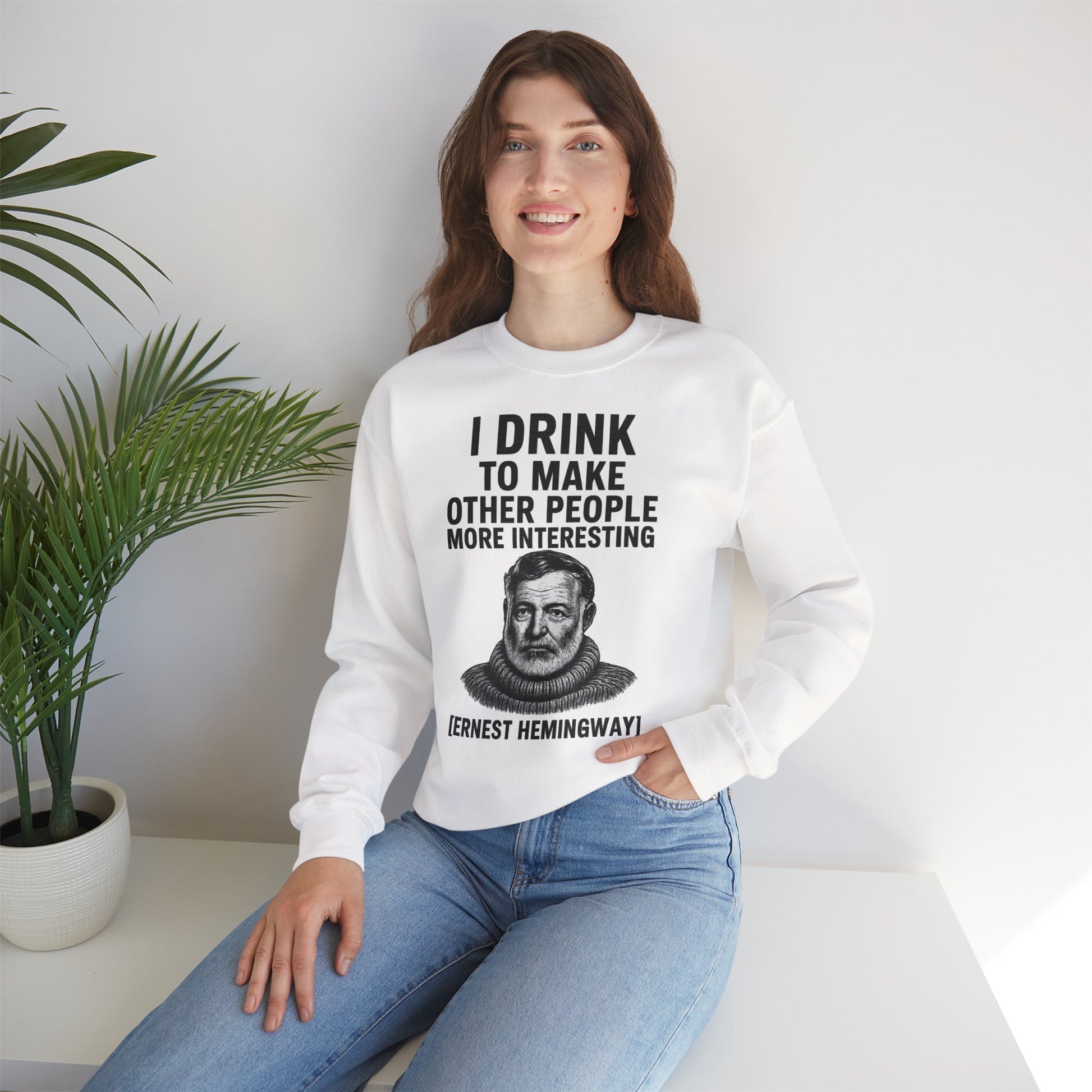 Hemingway Zitat Sweatshirt – "I Drink to Make Other People More Interesting" | Literaten & Genießer Pullover-Sweatshirt-True Insights