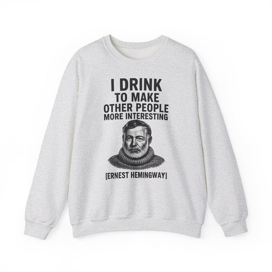 Hemingway Zitat Sweatshirt – "I Drink to Make Other People More Interesting" | Literaten & Genießer Pullover-Sweatshirt-True Insights