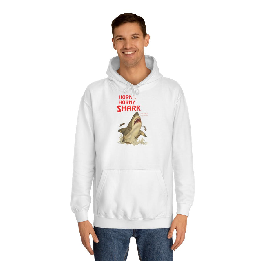Hai Hoodie „Horny, Horny Shark“ – Der Hai, der nur kuscheln will – Arctic White – von Mann getragen