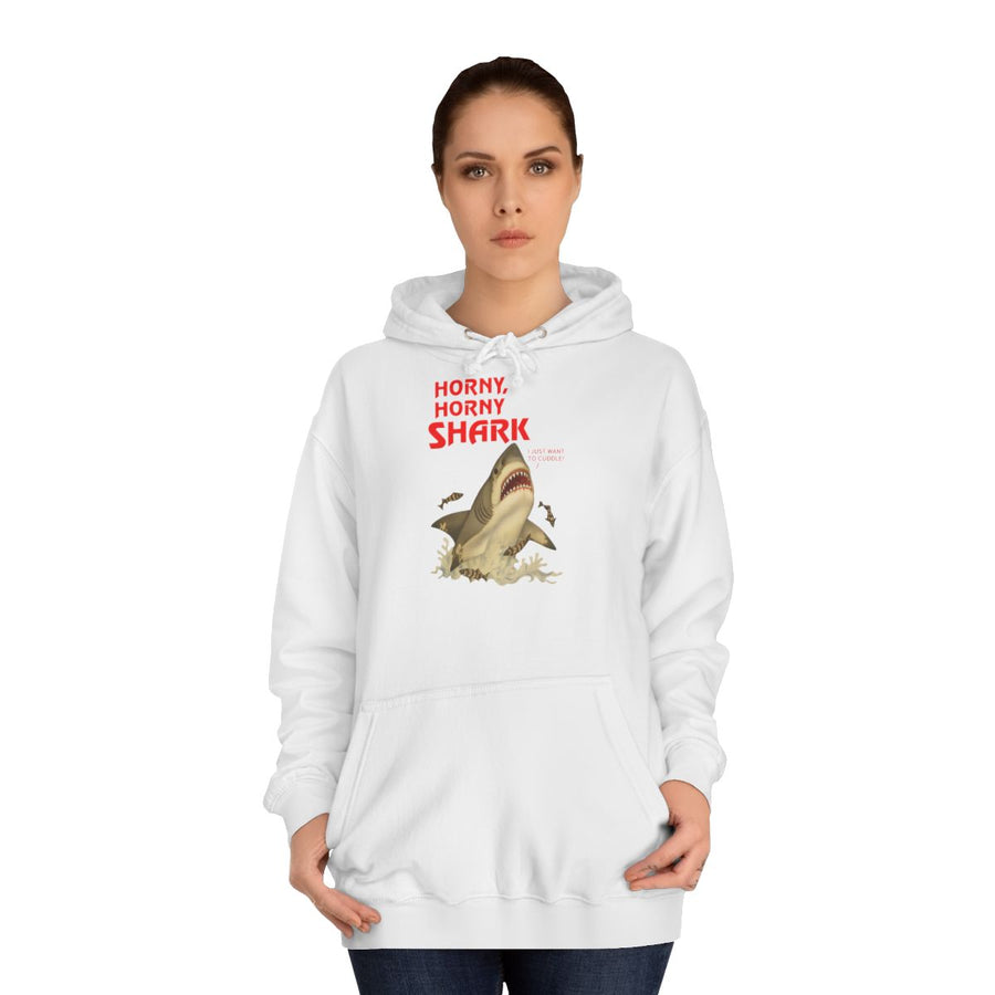 Hai Hoodie „Horny, Horny Shark“ – Der Hai, der nur kuscheln will – Arctic White – von Frau getragen