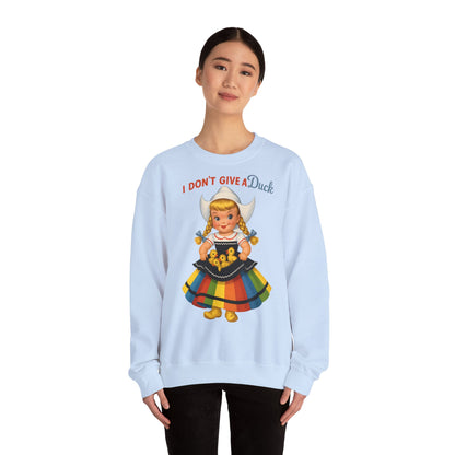 Sweatshirt – I Don't Give a Duck | Nostalgisches Vintage-Mädchen mit Küken – Humorvoll & Originell | True Insights Design mit Humor
