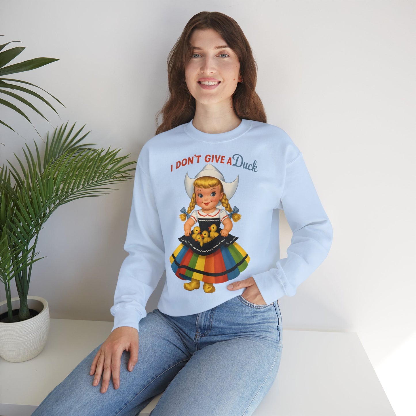 Sweatshirt – I Don't Give a Duck | Nostalgisches Vintage-Mädchen mit Küken – Humorvoll & Originell | True Insights Design mit Humor