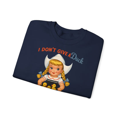 Sweatshirt – I Don't Give a Duck | Nostalgisches Vintage-Mädchen mit Küken – Humorvoll & Originell | True Insights Design mit Humor