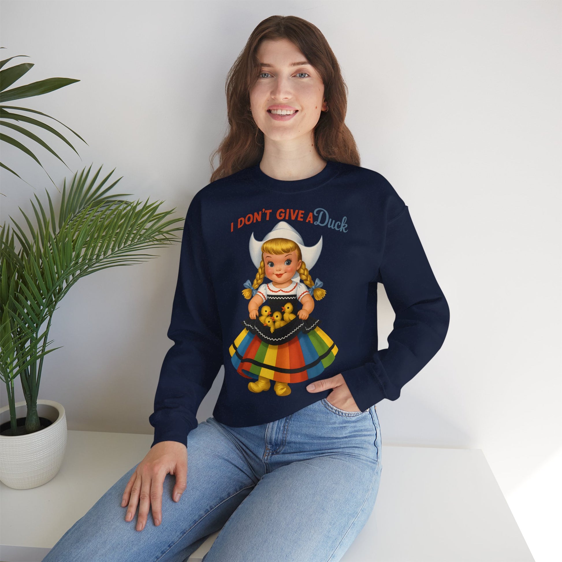 Sweatshirt – I Don't Give a Duck | Nostalgisches Vintage-Mädchen mit Küken – Humorvoll & Originell | True Insights Design mit Humor