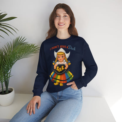 Sweatshirt – I Don't Give a Duck | Nostalgisches Vintage-Mädchen mit Küken – Humorvoll & Originell | True Insights Design mit Humor