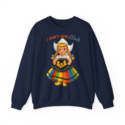 Sweatshirt – I Don't Give a Duck | Nostalgisches Vintage-Mädchen mit Küken – Humorvoll & Originell | True Insights Design mit Humor