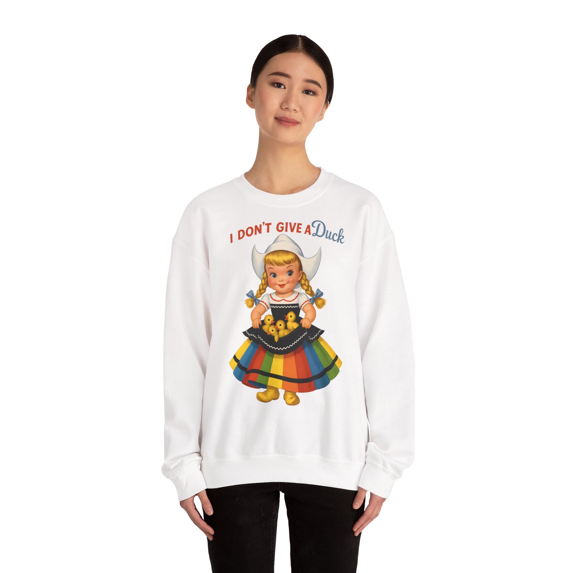 Sweatshirt – I Don't Give a Duck | Nostalgisches Vintage-Mädchen mit Küken – Humorvoll & Originell | True Insights Design mit Humor