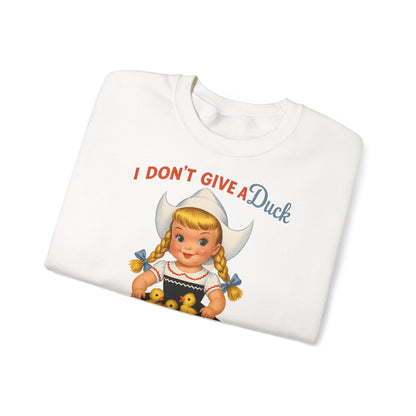 Sweatshirt – I Don't Give a Duck | Nostalgisches Vintage-Mädchen mit Küken – Humorvoll & Originell | True Insights Design mit Humor