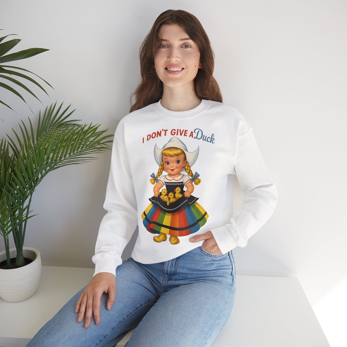 Sweatshirt – I Don't Give a Duck | Nostalgisches Vintage-Mädchen mit Küken – Humorvoll & Originell | True Insights Design mit Humor