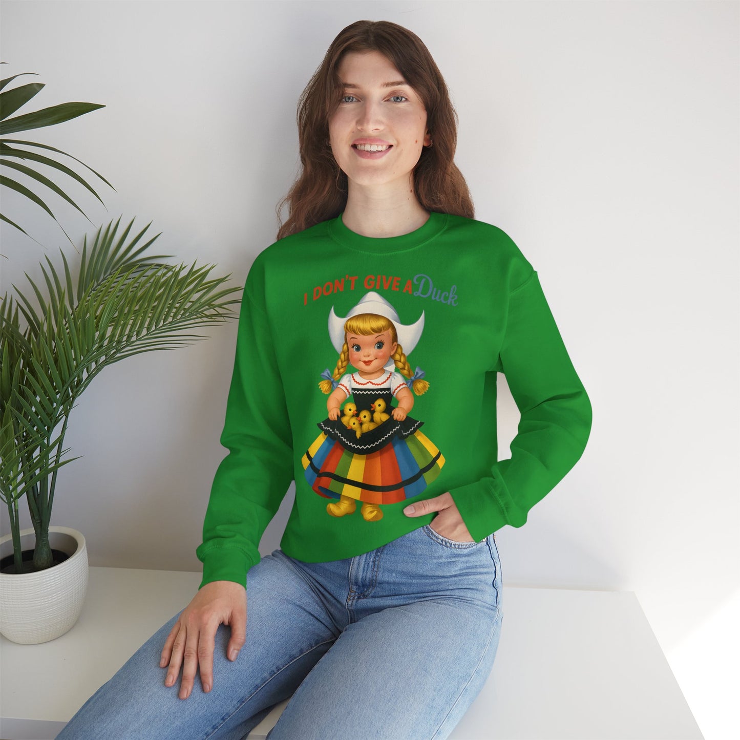 Sweatshirt – I Don't Give a Duck | Nostalgisches Vintage-Mädchen mit Küken – Humorvoll & Originell | True Insights Design mit Humor