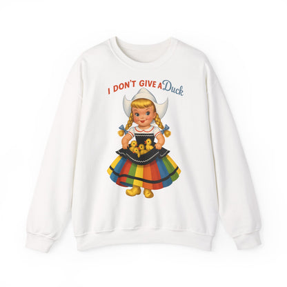 Sweatshirt – I Don't Give a Duck | Nostalgisches Vintage-Mädchen mit Küken – Humorvoll & Originell | True Insights Design mit Humor
