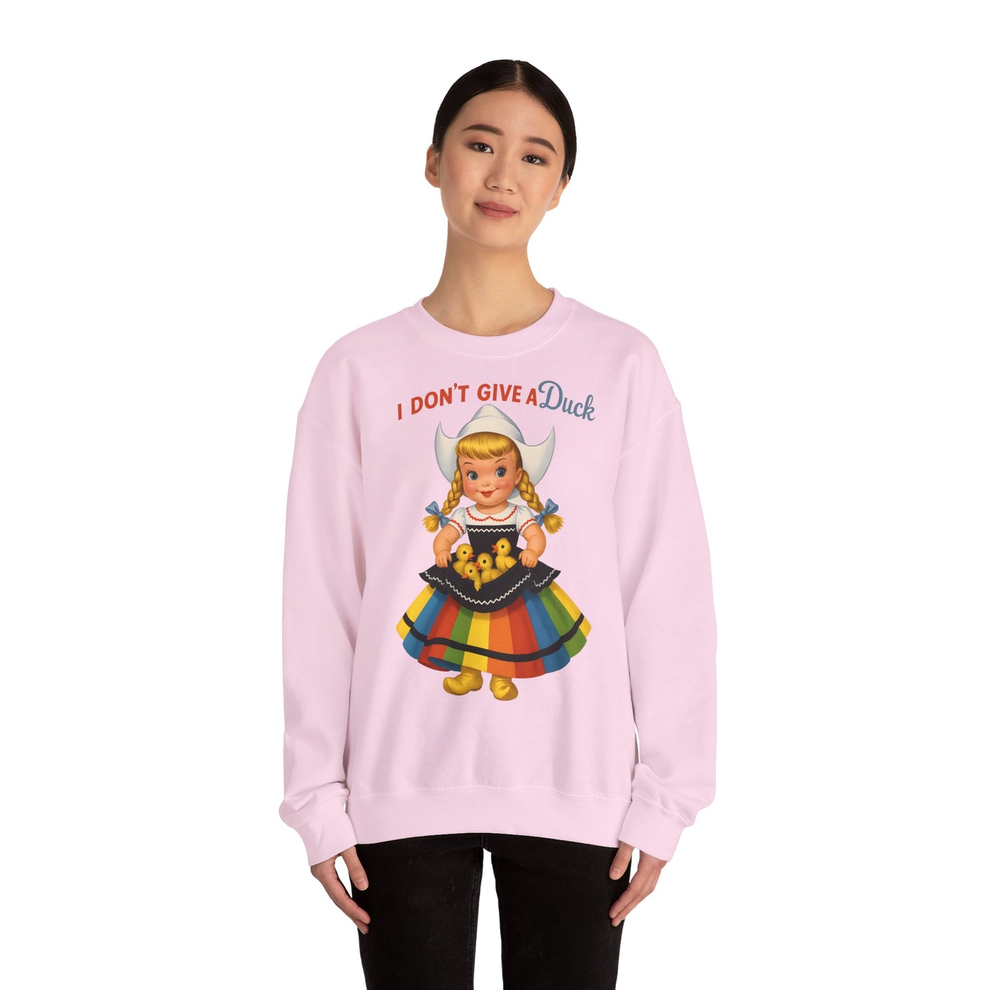 Sweatshirt – I Don't Give a Duck | Nostalgisches Vintage-Mädchen mit Küken – Humorvoll & Originell | True Insights Design mit Humor